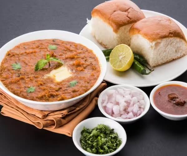 1. Pav Bhaji – A Butter-Rich Favorite